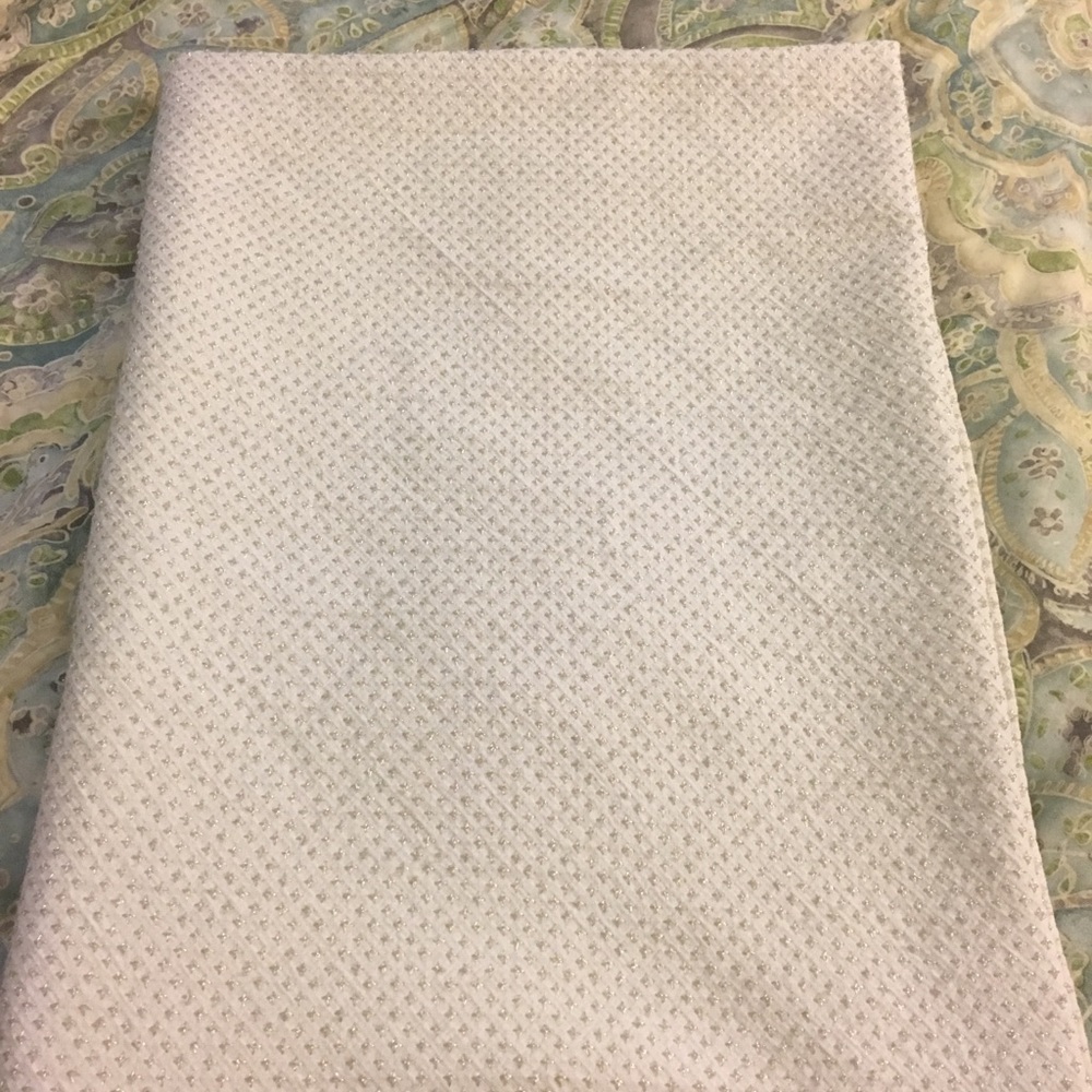 VGUC silver/white cloth table covering 74.5”x57”
